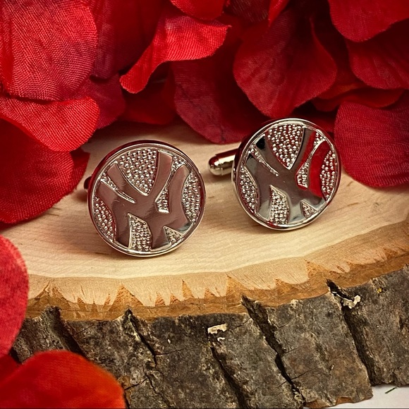 Silver New York Yankees Round Baseball Cufflinks - Picture 3 of 15